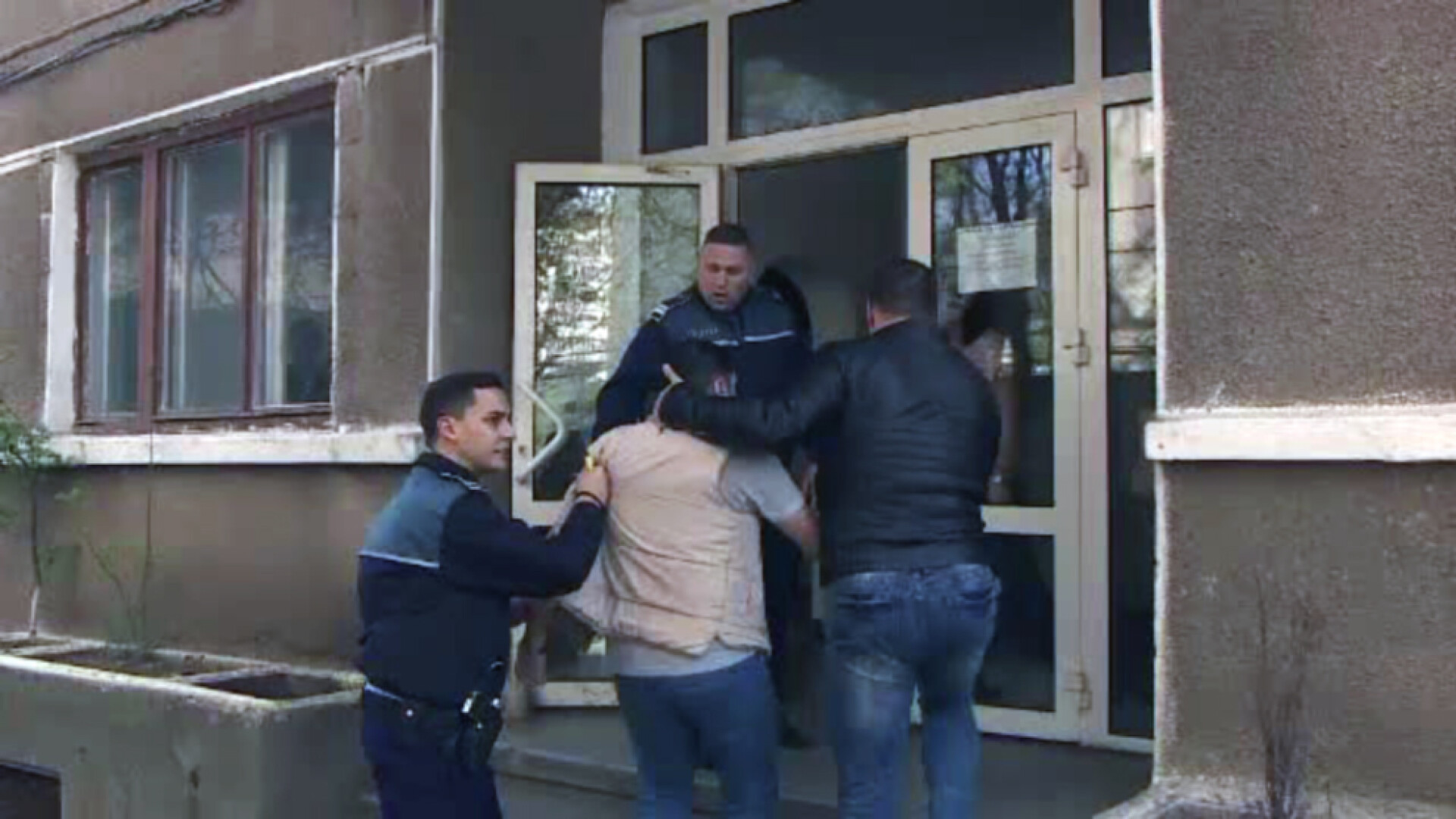 A prins un hot care furase un telefon si l-a dus la politie. Ce s-a intamplat cand infractorul a ajuns in sectie