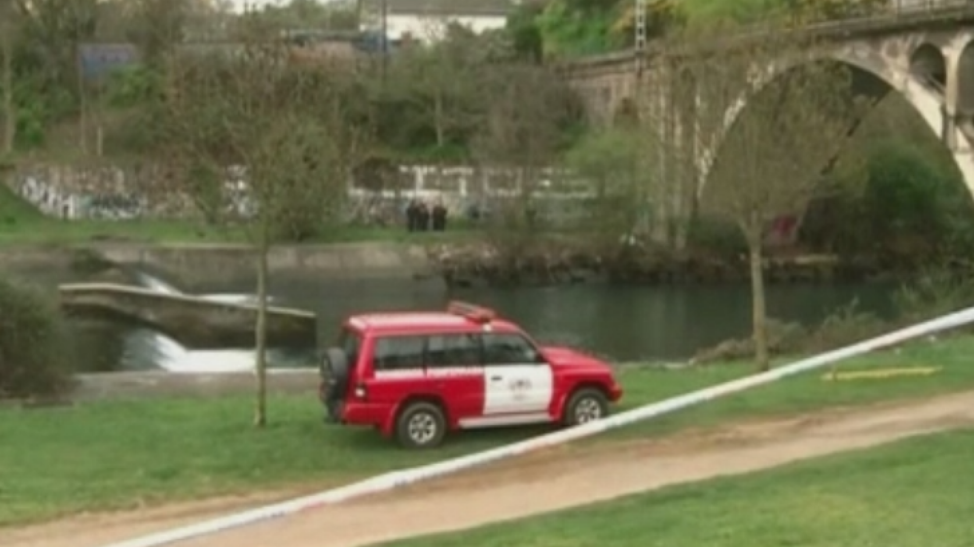 Adolescent roman, inecat intr-un rau din Spania dupa ce a sarit sa-si recupereze mingea din apa. Parintii traiesc din cersit