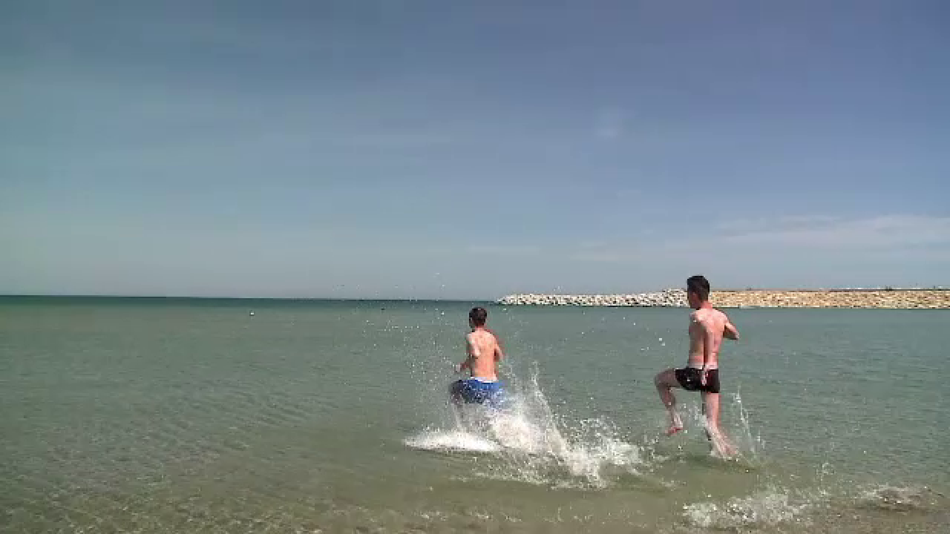 26 de grade pe litoral de 1 aprilie. Cate grade erau insa in apa in care mai multi romani au facut prima baie in mare pe 2016