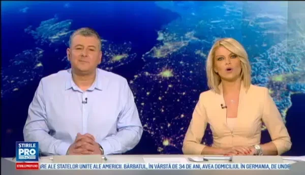 Momentul in care doua maimute si-au lasat dresorul in lenjerie intima, in plina strada. Imaginile au ajuns virale. VIDEO