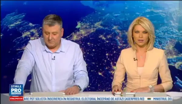 Imagini induiosatoare cu un ursulet polar care incearca prin orice mijloc sa ii atraga atentia mamei sale. VIDEO