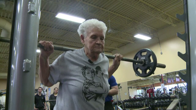 La 78 de ani, o femeie ridica haltere de 100 de kilograme. Cum a ajuns la o asemenea performanta si ce planuri de viitor are