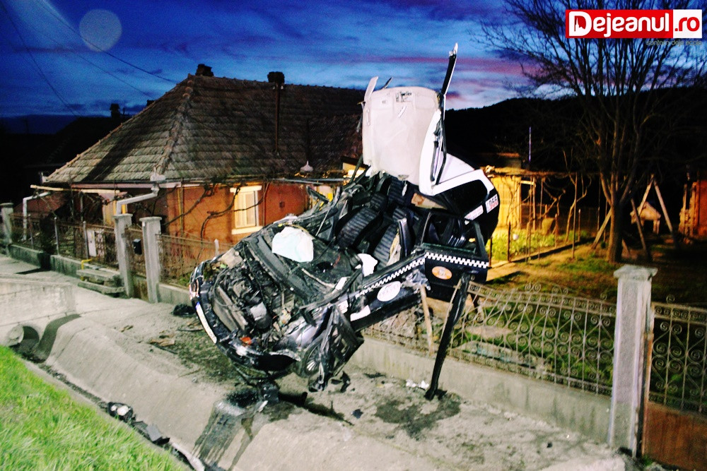 Oamenii au fost treziti din somn de un zgomot puternic. Cum a ajuns soferul cu masina pe gardul unei case. VIDEO
