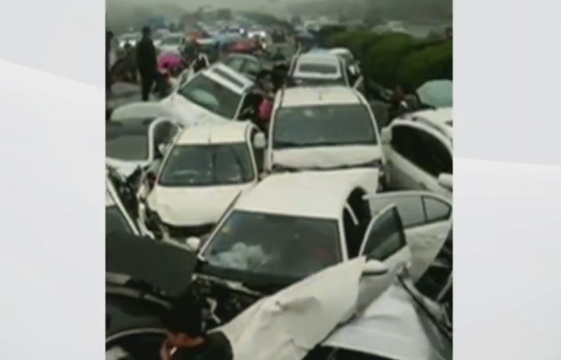 Accident in lant pe autostrada. Doua persoane au murit dupa ce zeci de masini s-au ciocnit. VIDEO