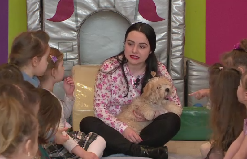 Gradinitele din Romania unde un catelus si un papagal sunt "educatori". Ajutorul oferit de animale copiilor