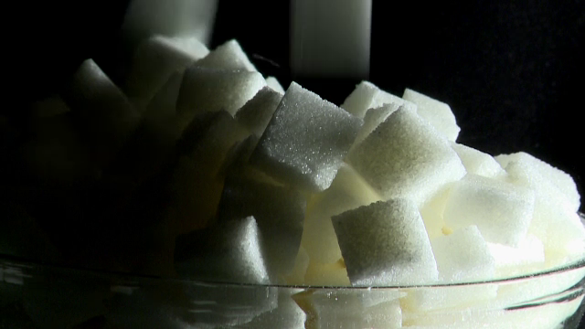 Portia de zahar a romanului, tripla fata de recomandarea OMS. Alimentele care ascund "drogul dulce" si cine incalca regulile