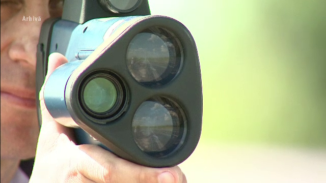 Tanara de 31 de ani, prinsa conducand cu 236 km/h. Ce sanctiuni a primit