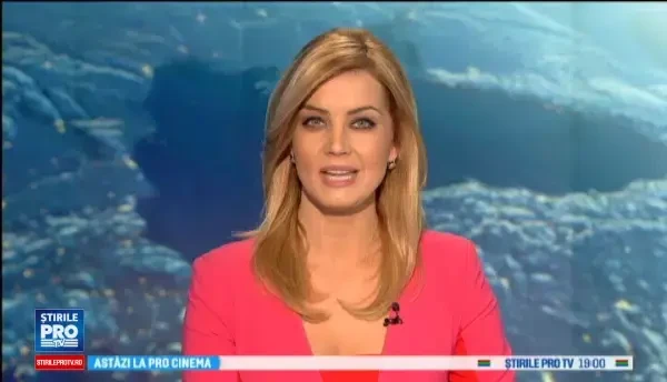 Trei catelusi cauta atentia unui bebelus, insa acesta prefera... un caine de plus. Imagini amuzante filmate de mama copilului