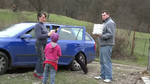 Mai multi tineri au sarit in ajutorul familiilor sarmane. Voluntarii au dus mancare calda celor care nu au ce pune pe masa