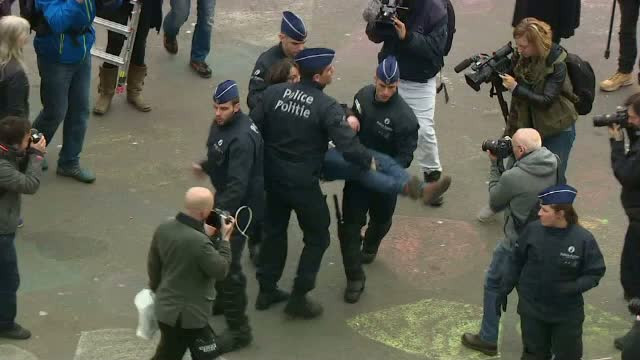 40 de tineri, arestati in Belgia in urma protestelor ilegale. Un sofer a intrat cu masina in multime si a ranit o femeie