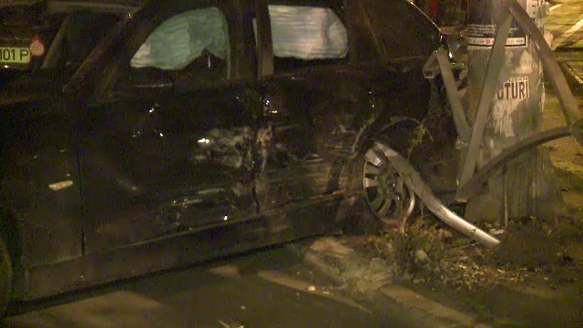 Impact violent, din cauza vitezei, intr-o intersectie din Capitala. Una din masini a fost proiectata intr-un gard de fier