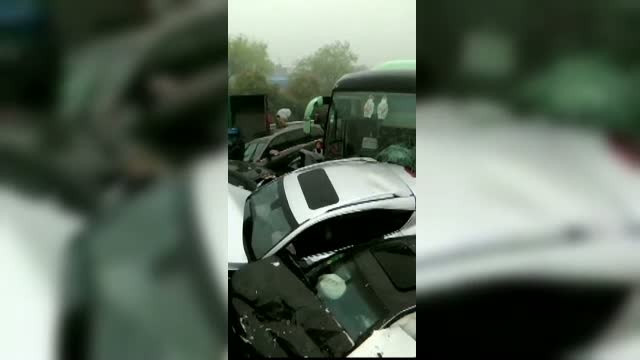 Zeci de raniti si cel putin doi morti, intr-un accident in lant pe o autostrada din China. Neatentia a provocat tragedia