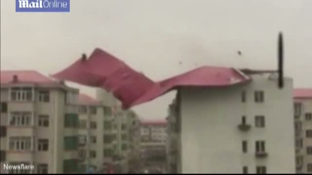 Acoperisul unui bloc, smuls in timpul unei furtuni. Localnicii au intrat in panica la vederea imaginilor