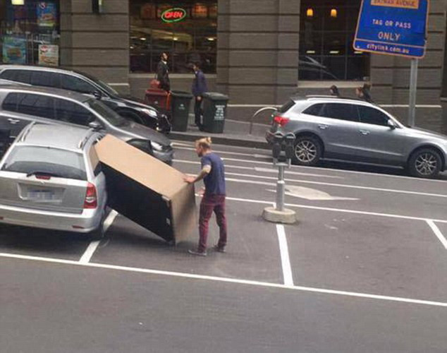 Cum incearca acest tanar sa bage o canapea in masina. Imaginea a devenit viral pe internet. FOTO