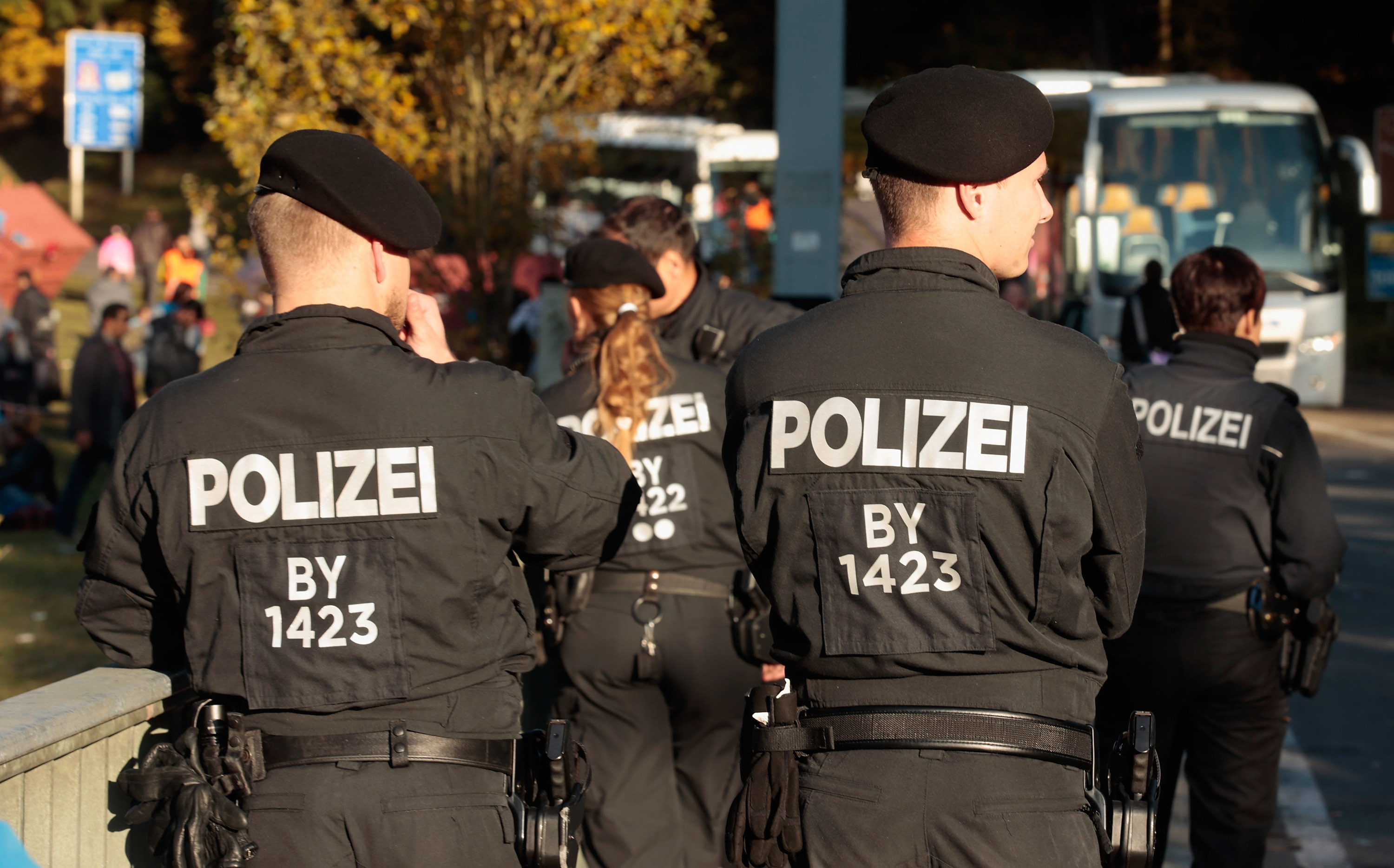 Trei romani sunt cercetati in Austria dupa ce ar fi agresat un solicitant de azil afgan. Scenele petrecute intr-o gara