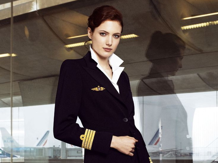 Zborurile intre Paris si Teheran, reluate. Stewardesele Air France, revoltate dupa ce au aflat ca sunt obligate sa poarte val