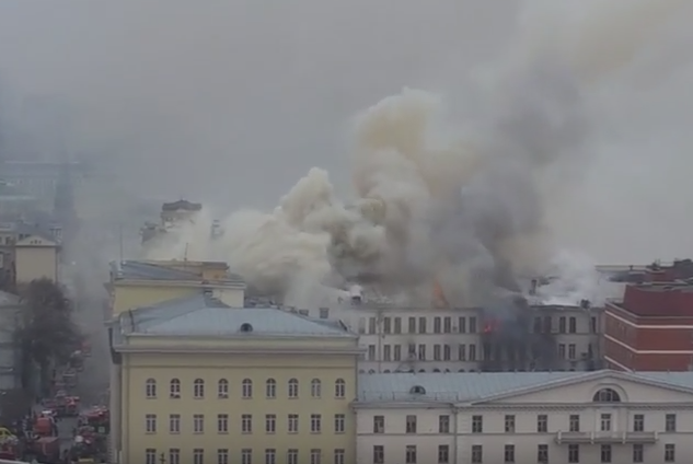 Incendiu intr-o cladire a Ministerului rus al Apararii. Zona centrala a Moscovei a fost acoperita de un fum dens. VIDEO