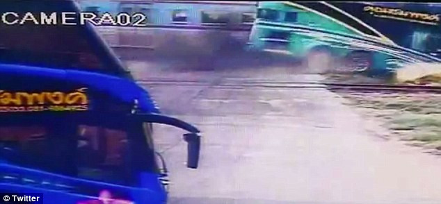 Momentul socant in care un tren intra intr-un autocar plin cu turisti. Soferul a fost declarat mort pe loc. VIDEO