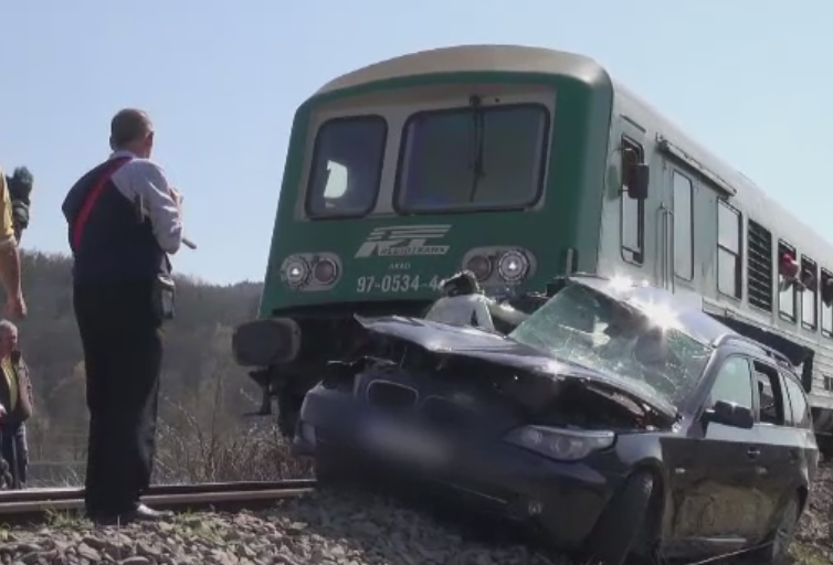 Izbit in plin de un tren personal si tarat mai bine de 150 de metri. Ce ar fi facut soferul in momentul impactului