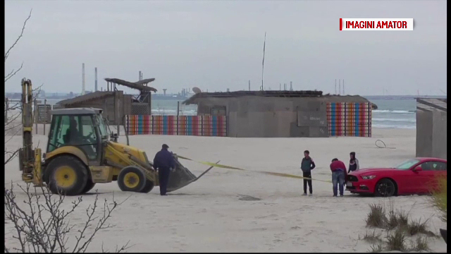 Un sofer teribilist a intrat cu masina de lux pe o plaja din Mamaia, dar a ramas blocat in nisip. Circul care a urmat