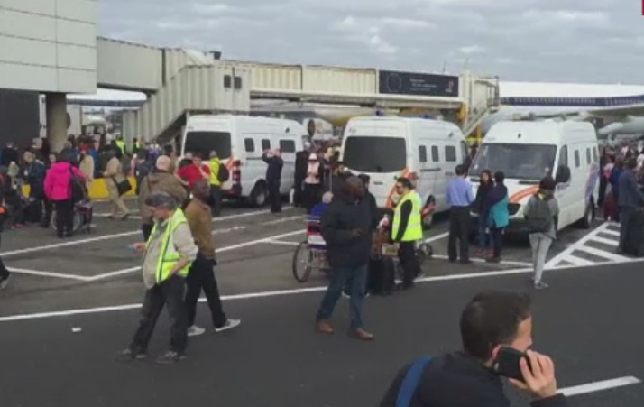 Aeroportul din Bruxelles s-a redeschis, la 12 zile de la atentat. Angajatii au aplaudat decolarea primului avion