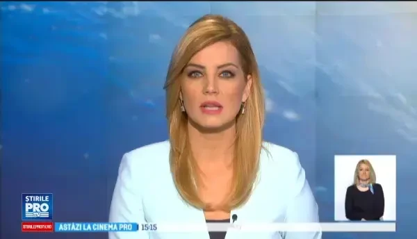 Impact violent, din cauza vitezei, intr-o intersectie din Capitala. Una din masini a fost proiectata intr-un gard de fier