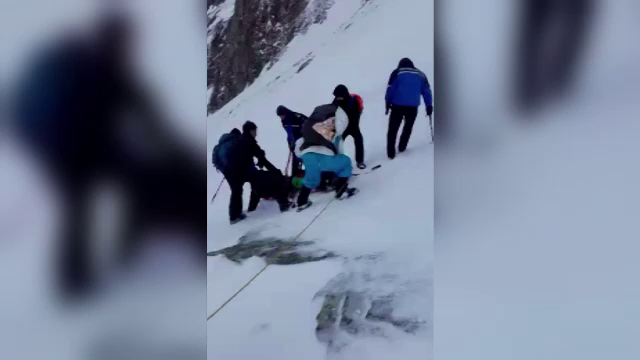 Operatiune contracronometru a salvamontistilor, aproape de Varful Omu. Familie cu doi copii salvata dintr-o zona periculoasa