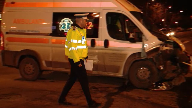 Ambulanta care ducea la spital o gravida, implicata in accident. Cum s-a produs impactul si in ce stare e femeia