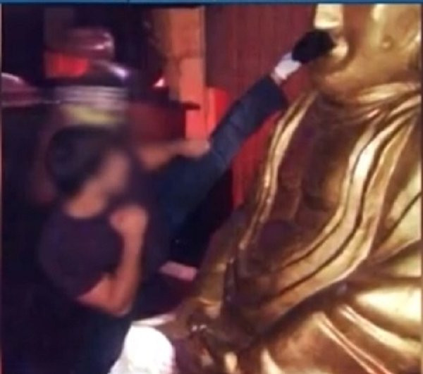 Vandalism fara precedent. Un atlet din Dagestan a lovit si urinat pe o statuie a lui Buddha intr-un templu din Rusia