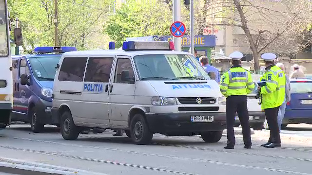 Un barbat de 68 de ani din Capitala, lovit de o duba a politiei aflata in misiune. Victima a vrut sa fuga de la fata locului
