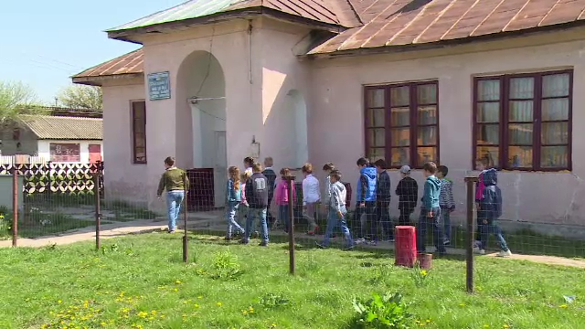 29 de elevi invata zilnic cu teama ca scoala s-ar putea prabusi peste ei in orice moment. "Peretii pur si simplu cad"