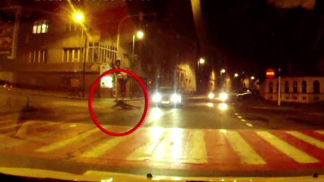 Un tanar din Brasov, la un pas sa moara strivit de o masina. Gestul inconstient care-l putea costa viata. VIDEO