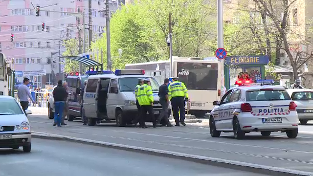 Accident extrem de grav in Capitala. O masina a fost spulberata de un tramvai, iar soferul a ramas incarcerat sub roti
