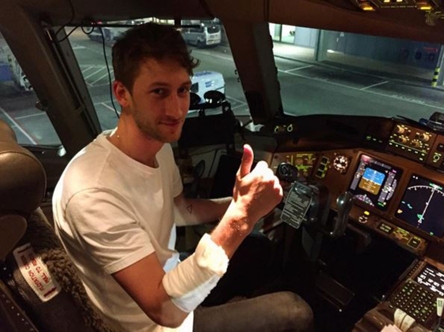 A vazut ca un pasager a atacat o insotitoare de zbor si a intervenit imediat. Ce a urmat pentru tanarul de 21 de ani