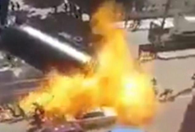 O cisterna cu benzina s-a rasturnat si a explodat in mijlocul strazii. Mai multi oameni au fost cuprinsi de flacari. VIDEO