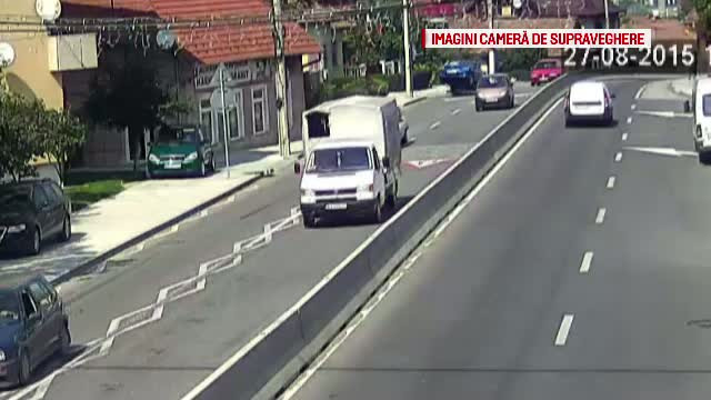 Drumul din Romania pe care soferii isi risca zilnic viata. Momentul incredibil in care o masina intra intr-o gura de canal