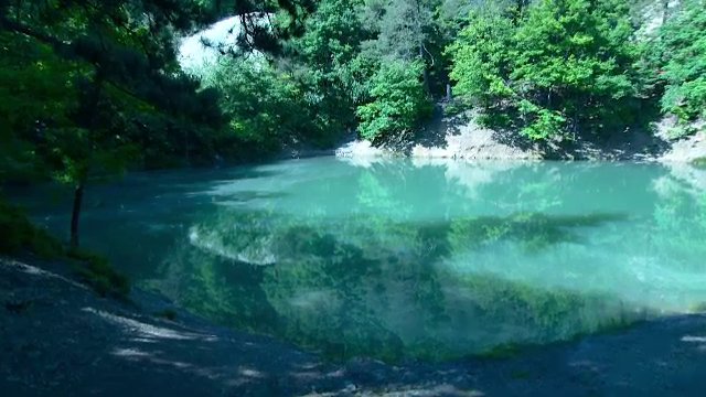 De ce este unic in Europa Lacul Albastru din Maramures. "O buna parte din timp, doar localnicii au stiut de el"