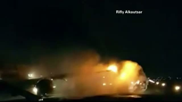 Doua avioane s-au ciocnit pe o pista din Jakarta. Imaginile dramatice filmate de un martor la incident