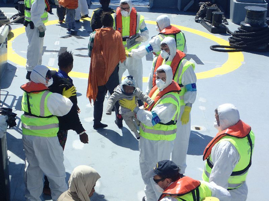 Povestile romanilor care au salvat imigranti din Mediterana. "Aveam sute de oameni la bord, izbucneau revolte"