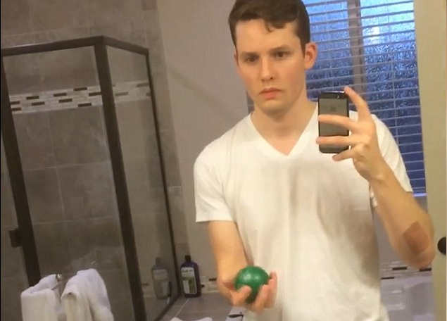 O iluzie optica a pus pe jar internetul. Cum reuseste sa paseze mingea imaginii sale din oglinda? VIDEO