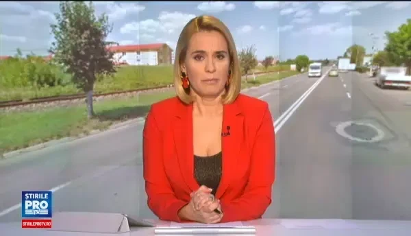 Drumul din Romania pe care soferii isi risca zilnic viata. Momentul incredibil in care o masina intra intr-o gura de canal