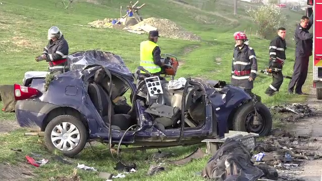 Un sofer de 18 ani a murit, dupa ce masina lui a intrat pe contrasens si a fost lovita de doua TIR-uri. Ce povestesc martorii