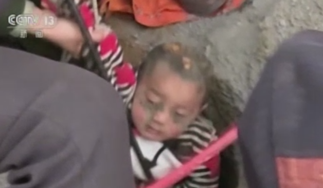 Un baiat de 3 ani a cazut intr-un put adanc de 10 metri. Operatiunea prin care salvatorii au reusit sa-l tina in viata