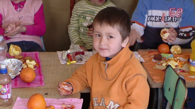 Gestul unui roman stabilit in Grecia de 17 ani le-a adus bucurie catorva zeci de copii sarmani din Vaslui. Cadoul facut