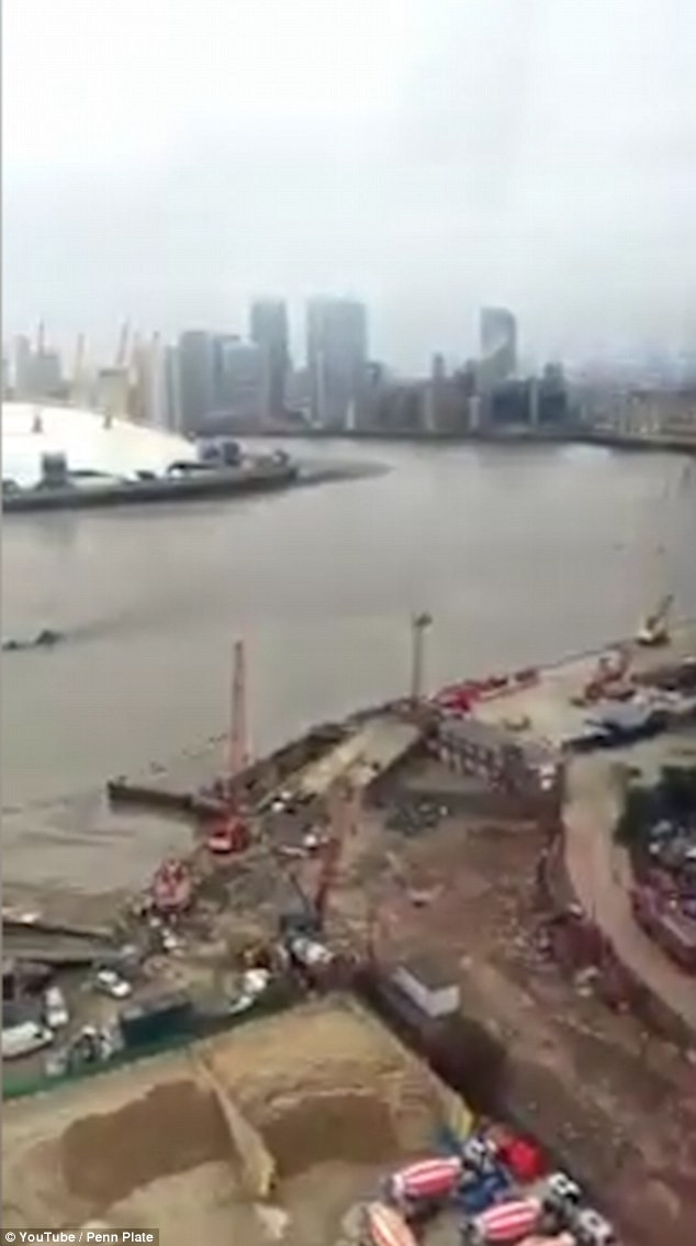 Imaginile surprinse in apele Tamisei au atras atentia pe internet. Ce a filmat un barbat in apropiere de O2 Arena. VIDEO