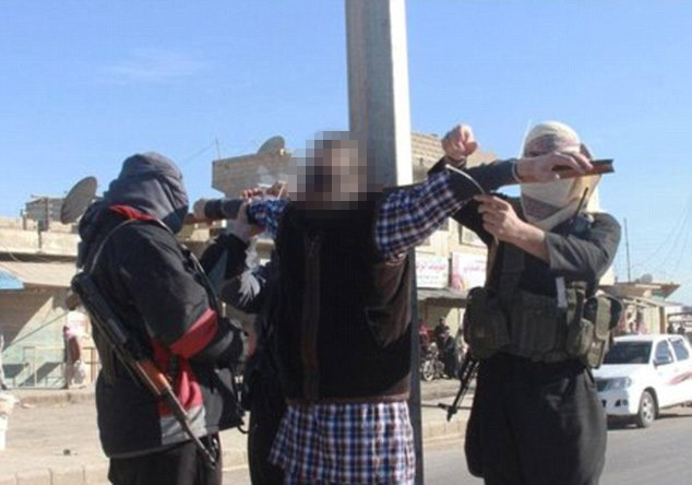 Executie in plina strada. Patru barbati au fost crucificati si apoi impuscati de luptatori ISIS. FOTO