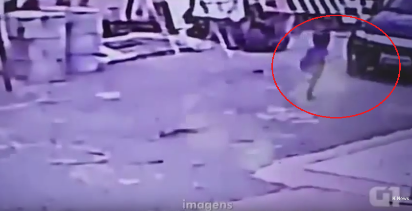 Momentul in care un baietel pacaleste moartea si se ridica dupa ce o masina a trecut peste el. VIDEO