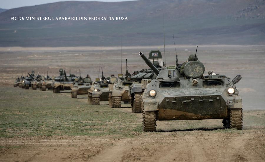 vehicule blindate rusesti la un exercitiu militar