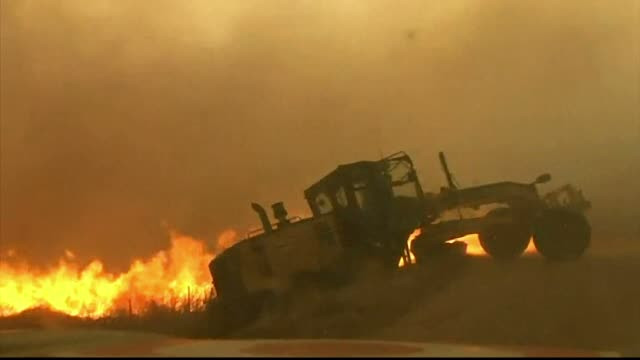 Cativa jurnalisti au salvat de la moarte un barbat. Utilajul in care acesta se afla fusese incercuit de flacari