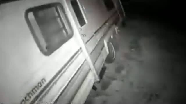 Rulota trantita la pamant de rafale puternice de vant. Proprietarul a ramas si fara acoperisul casei